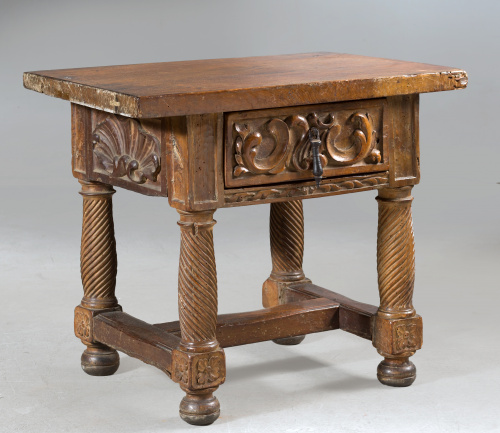 Bufetillo en madera de nogal y pino con tirador de hierro.