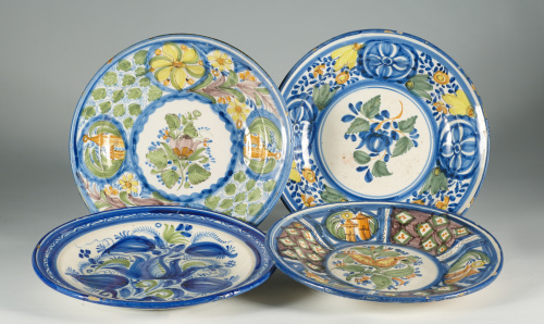 Plato en cerámica de Manises con ramillete de flores en azu