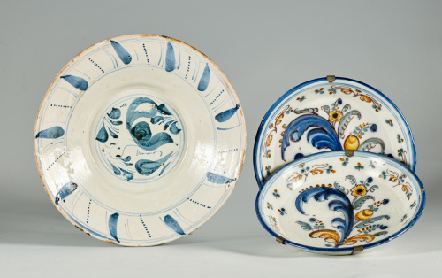 Plato de cerámica esmaltada en azul cobalto, con un pajarit