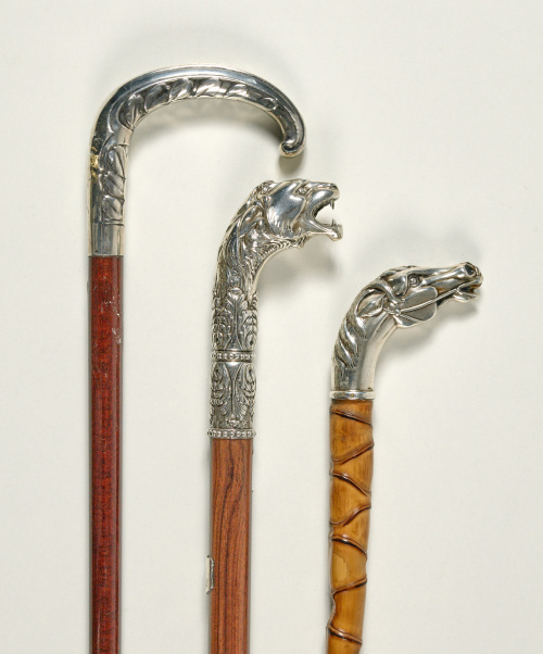 Bastón con empuñadura en plata de un caballo y bambú