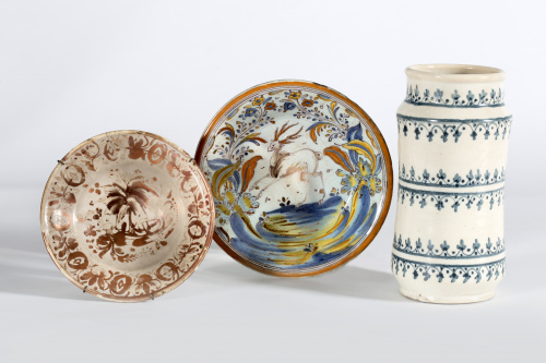 Plato de cerámica esmaltada con un ciervo entre flores, pp.