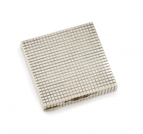 Polvera en plata con decoración de cuadrados grabados 