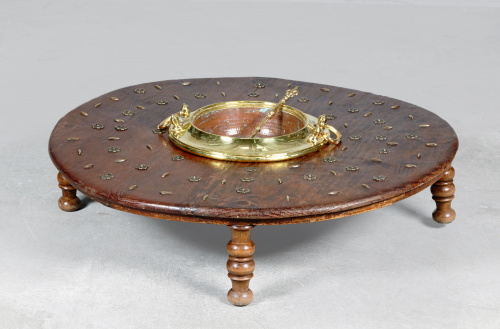 Brasero de madera de nogal con aplicaciones metálicas.Trab