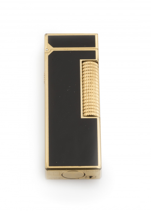Encendedor DUNHILL lacado en plaqué or y lacado en negro. R