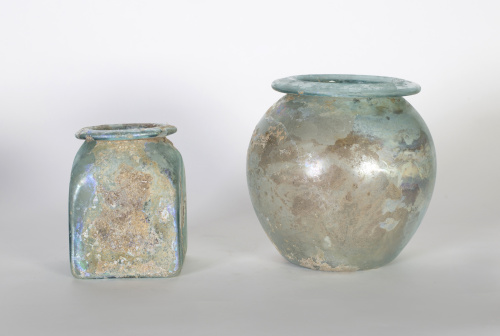 Urna globular en vidrio romano con iridiscencias propias de