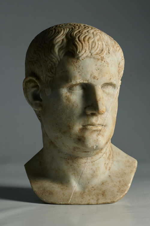 Cabeza de mármol. Siguiendo modelos romanos.S. XVI