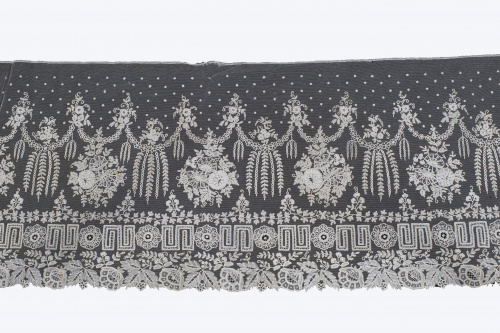 Bordado sobre tul, con decoración vegetal y guirnaldas.Bru