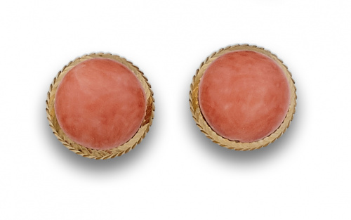 Pendientes con coral mediterráneo en media esfera de 18mm.