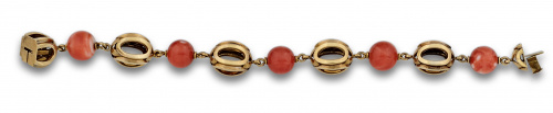 Pulsera con cuentas de coral  y piezas a modo de farolillo 