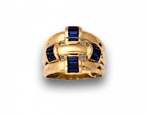 Sortija ancha con tres gallones y bandas de zafiros baguett