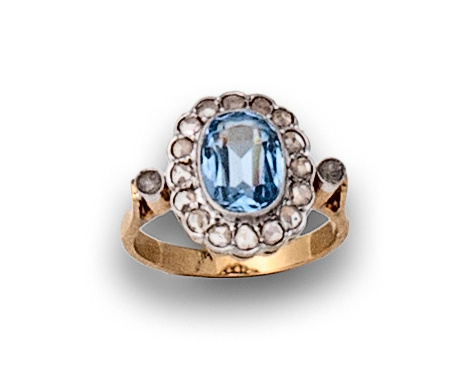 Sortija rosetón años 40 con piedra  azul y orla de diamante