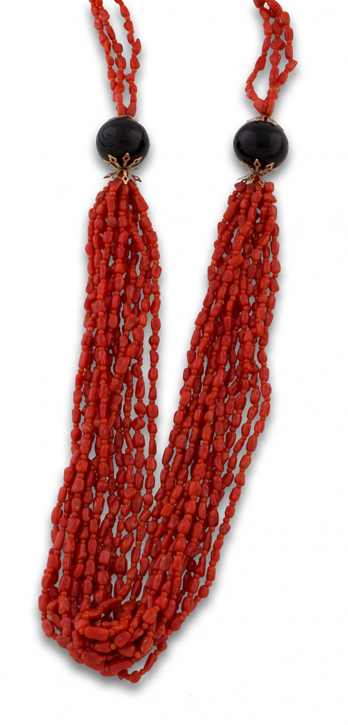 Collar largo con múltiples hilos de coral mediterráneo sepa