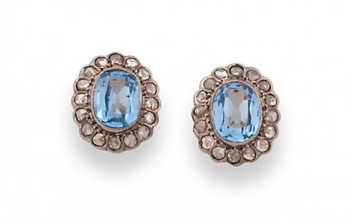 Pendientes con topacios azules y orla de diamantes.