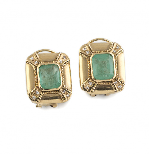 Pendientes con esmeraldas que suman 6 ct, en marcos rectang