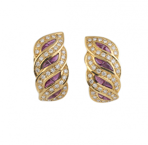 Pendientes de rubíes y brillantes que componen banda curva 