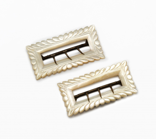 Pareja de hebillas rectangulares de pp s.XX en nácar con ho