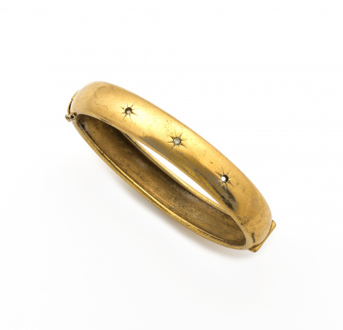 Brazalete rígido de pp s.XX liso, con tres estrellas adorna