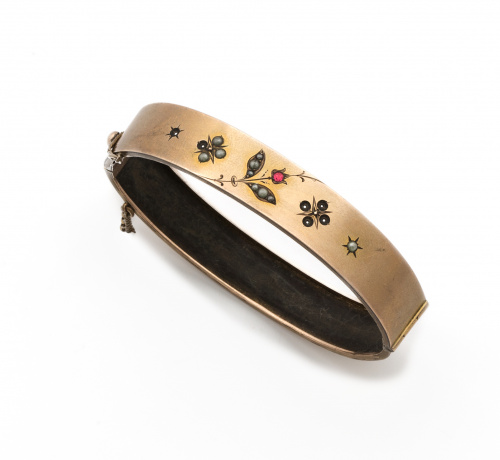 Brazalete rígido de pp s.XX con perlas y símil rubíes dibuj