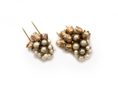 Pareja de broches franceses años 30 con racimos de perlas d