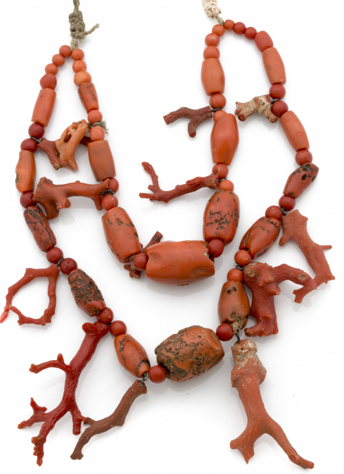 Collar popular con grandes piezas de coral en rama y cuenta