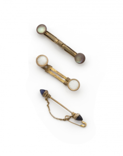 Tres botones en barra para cuello pp s. XX en metal dorado.