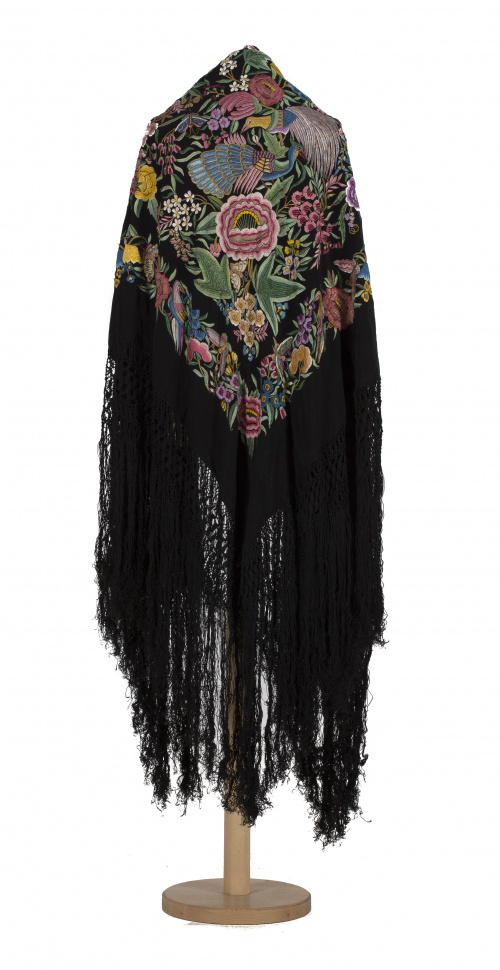Mantón de “Manila” en seda negra con bordado de peonías, pa