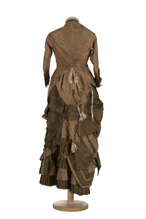 Falda y chaqueta de paseo en raso de seda en distintos tono