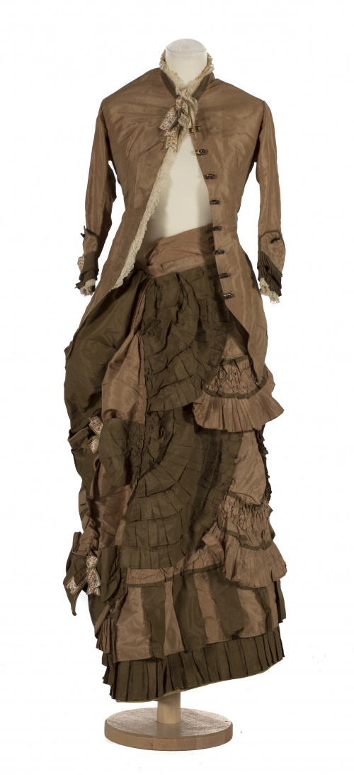 Falda y chaqueta de paseo en raso de seda en distintos tono