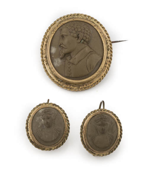 Conjunto de broche y pendientes ovales s XIX con camafeos d