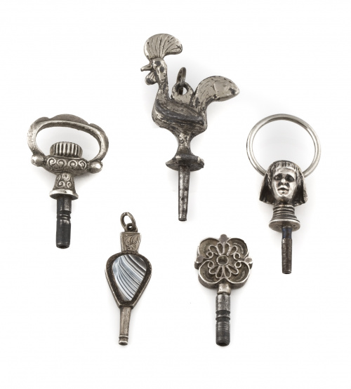 Conjunto de cinco llaves de reloj, cuatro en plata y una en