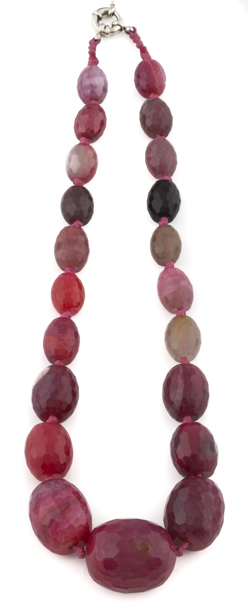 Collar con grandes cuentas ovoides facetadas en disminución
