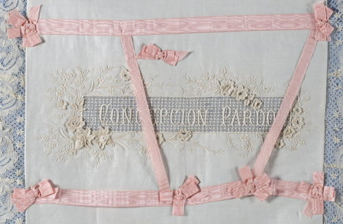 Caja con dos juegos de sábanas de hilo, raso de seda, encaj