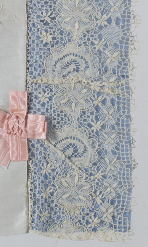 Caja con dos juegos de sábanas de hilo, raso de seda, encaj