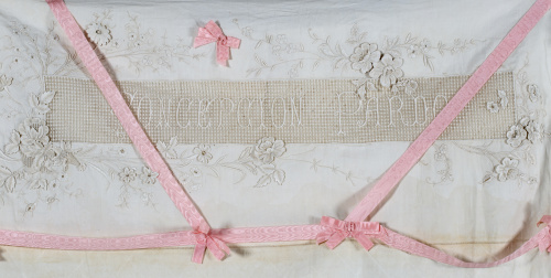 Caja con dos juegos de sábanas de hilo, raso de seda, encaj