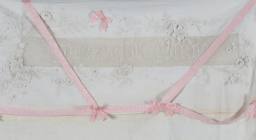 Caja con dos juegos de sábanas de hilo, raso de seda, encaj