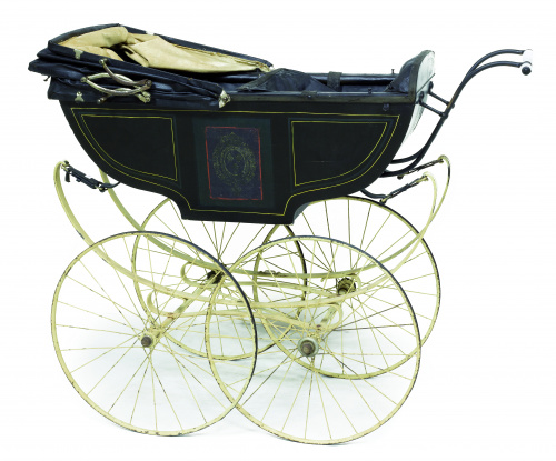 Cochecito de niño con asiento doble, lleva el escudo de la 