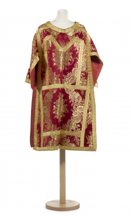 Dalmática en raso con hilos dorados formado flores y galone