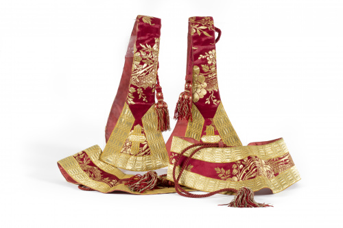 Dalmática en raso con hilos dorados formado flores y galone