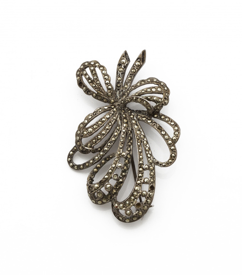 Broche de pp s XX en diseño de pluma y lazada con marcasita