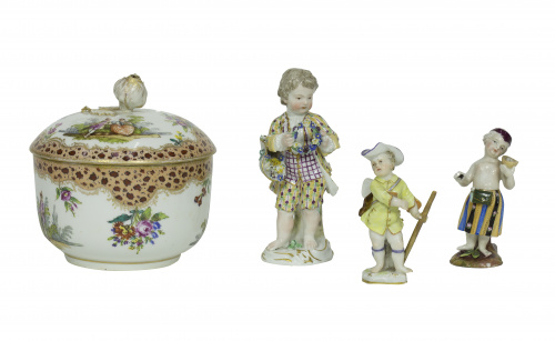 Figura escultórica de niño alado, esmaltado.Meissen, S. XI