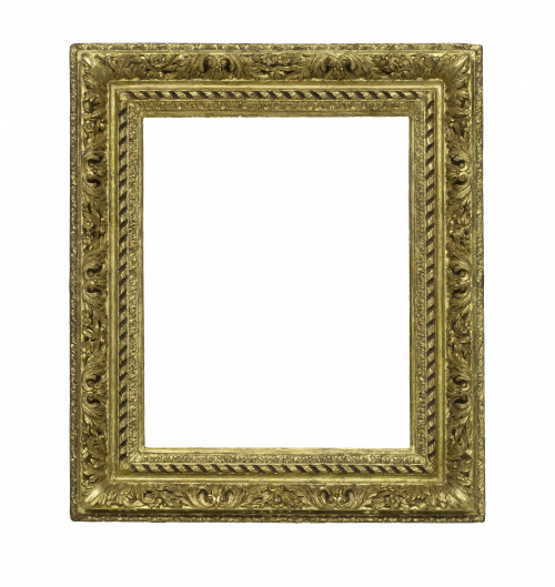 Marco de madera tallada y dorada, con decoración de hojas y