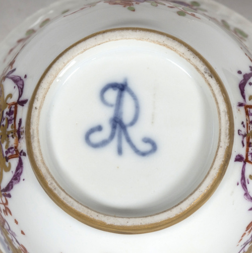 Taza para chocolate de porcelana esmaltada y dorada con dec