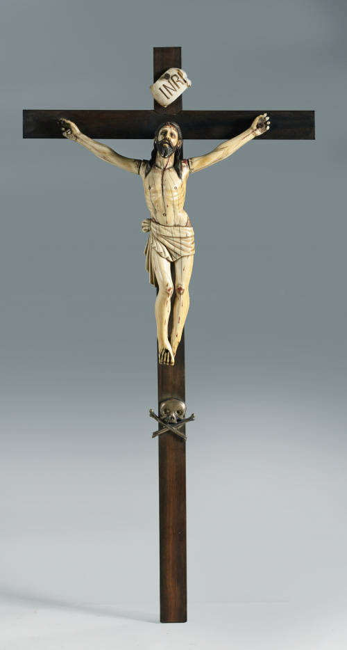 Cristo de marfil tallado y policromado con rubíes engastado
