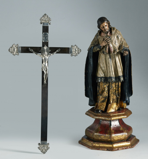 Cristo crucificado en plata marcada sobre cruz de palosanto