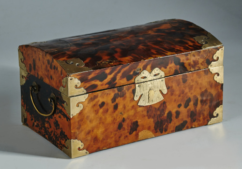 Cofre en carey y alma de madera, con remates de bronce apli