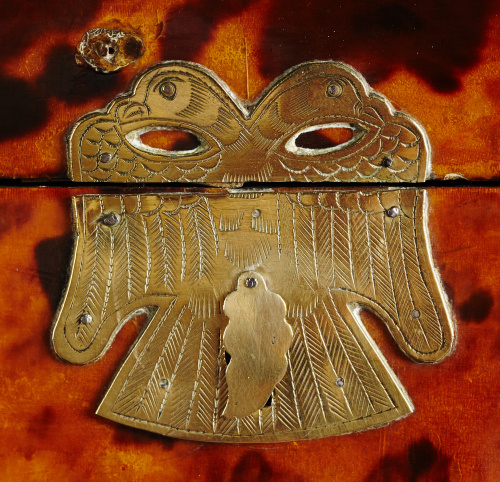 Cofre en carey y alma de madera, con remates de bronce apli