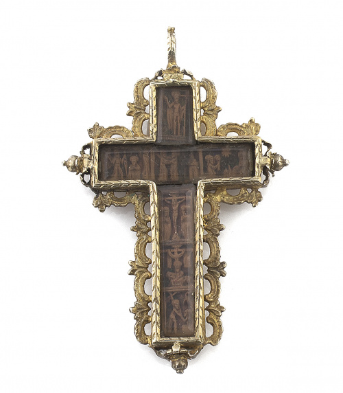Cruz de madera tallada y emplumada, marco de plata sobre do