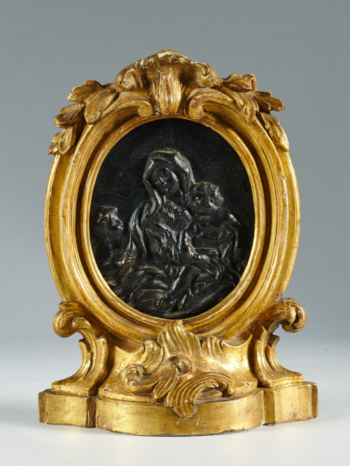 Placa en bronce con la  Virgen con el Niño y san Juanito.T