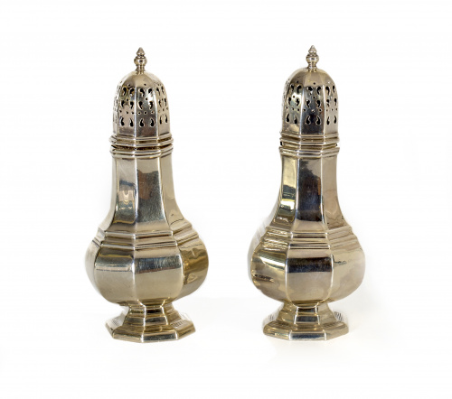 Pareja de “sugar casters” de plata con decoración facetada.