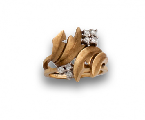 Sortija años 50 con hojas de oro mate y brillantes.